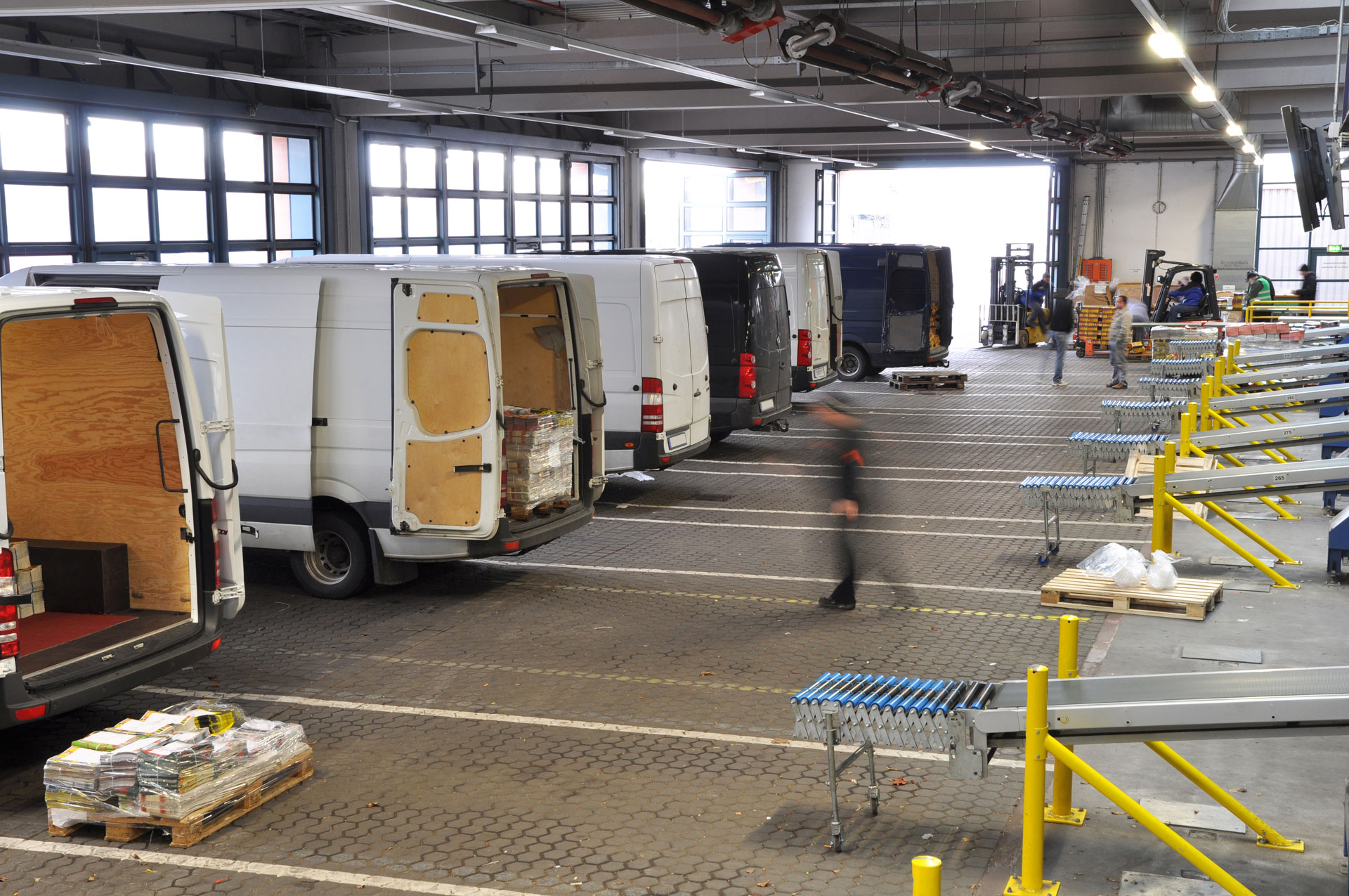 Forma Transportowa Cukrów U Roślin Firma transportowa w logistycznej hali stalowej